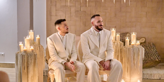 Los novios con sus trajes perfectamente integrados en la ceremonia